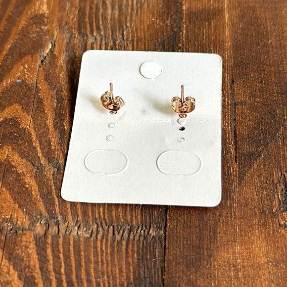 Tooth Earring - Picture 2 of 3